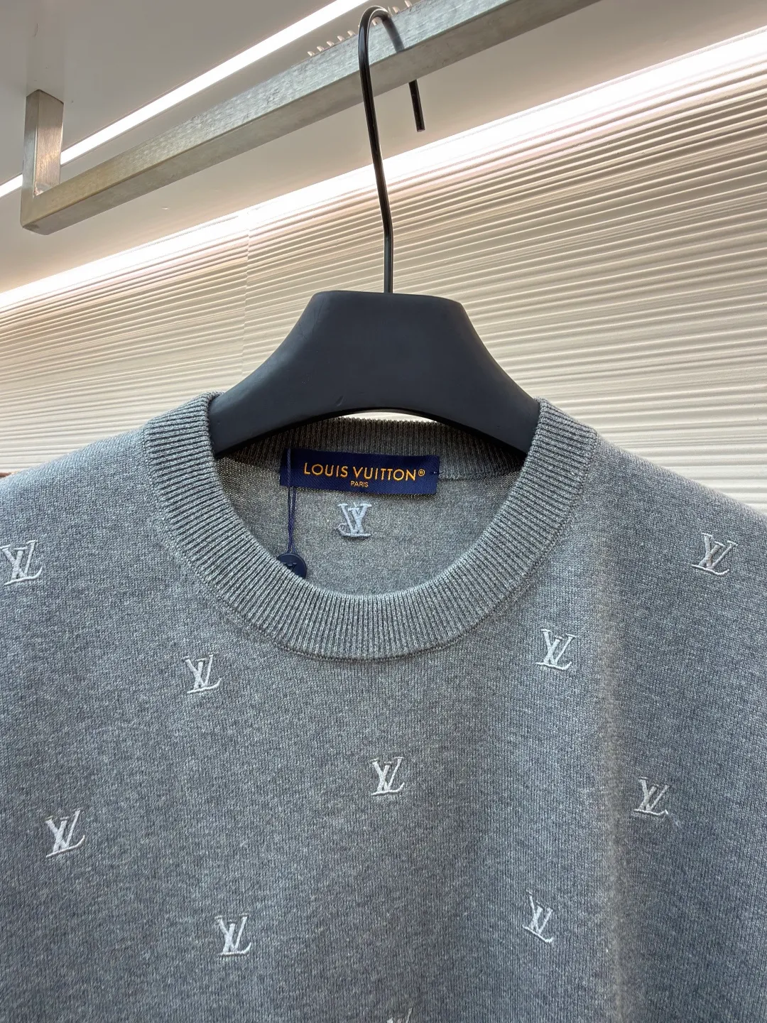 LOUIS VUITTON woolen short sleeves with small gray characters embroidery ●Original version: purchased and developed by 11365 ●Item number: 1682208-B00 ●Fabric: pure cotton yarn wool fabric ●Technology: embroidery production ●Color: gray ●Version: fitted version ●Weight: about 380 grams ●Size: XS-S-M-L ●Description: The whole piece is made with full embroidery technology. The stitching technique is mainly used to fill in the slender and curved lines of the embroidery shape, which can show the details and layering of the pattern. The slender and curved lines have a strong sense of line and three-dimensionality when stitched, and the stitching technique is vivid, lively and has good coverage. Use embroidery thread to embroider the pattern stitch by stitch. The pattern will be tight and have a shrinking effect. The splicing of the armholes, neckline and body adopts fine stitch processing instead of direct sewing. This processing method makes the product more detailed; it also improves the texture of the product and the yarn itself has ductility. The upper body has a drapey feel without being tight and wraps around the body. The washing process of the yarn softens the touch of the fabric while still retaining the original sense of wideness. The overall wiring is straight and delicate, the fabric is comfortable and soft, and the color is consistent without color difference. It can be matched with the same style to create a fashionable look and control various occasions. Customized accessories, complete with three standards, same style for men and women!